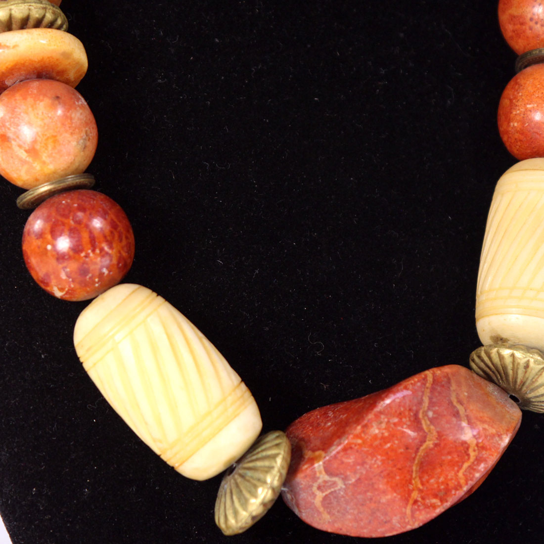 Collier corail éponge pomme Bon état - Vue 2 - 